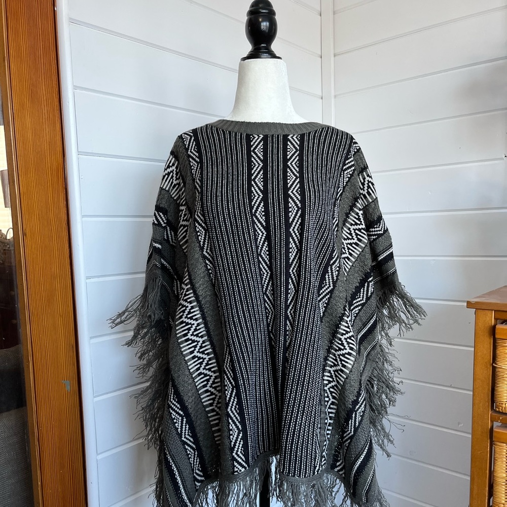 GUILTY knitwear Shortsleeve Poncho sweater Size 1X-2X,fringe detailing, NWT